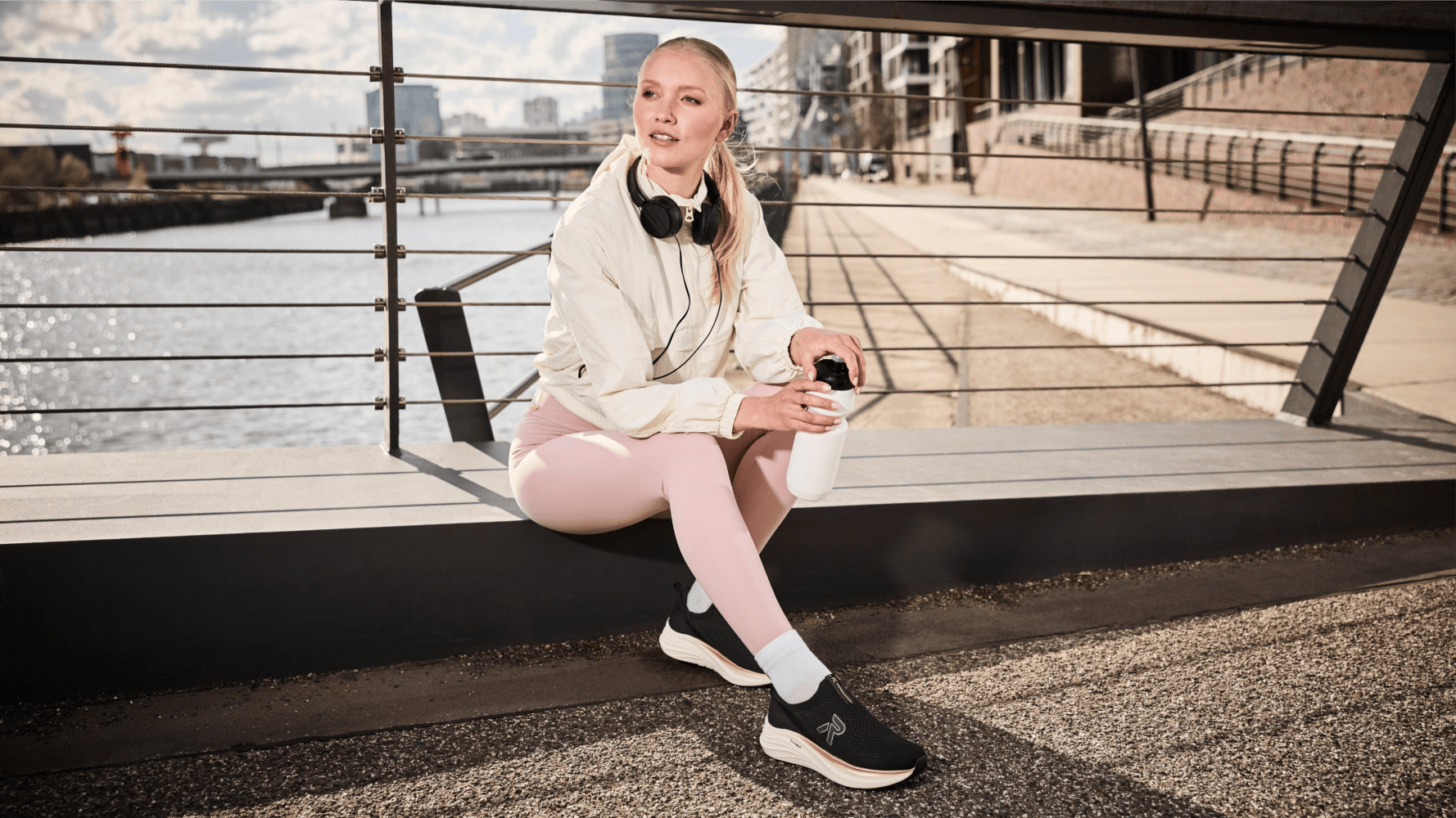 Frau im Running Outfit macht Pause mit Rieker Sport Laufschuhen Melton W4100-01.