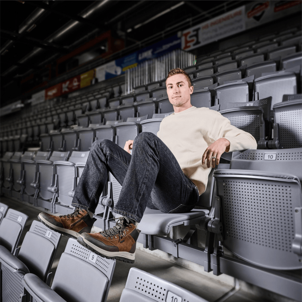 Eishockeyspieler Platzer von den Schwenninger Wild Wings trägt Herrenstiefel B8124-22 von Rieker.