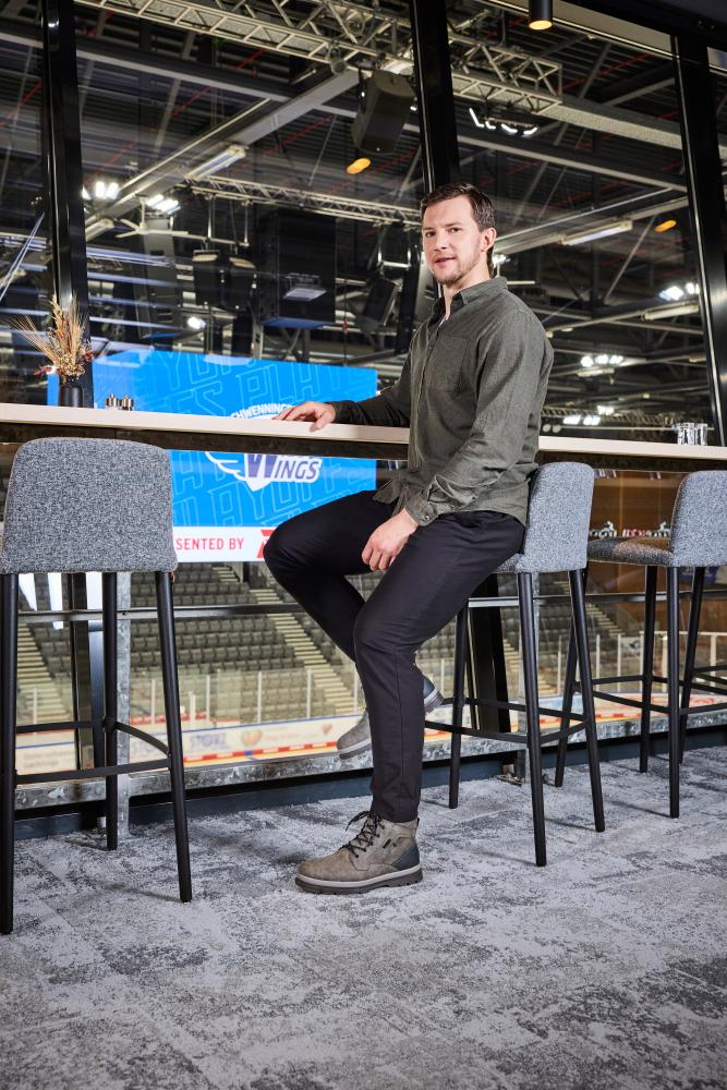 Eishockeyspieler Alexander Karachun trägt Rieker Stiefel F7010-25.