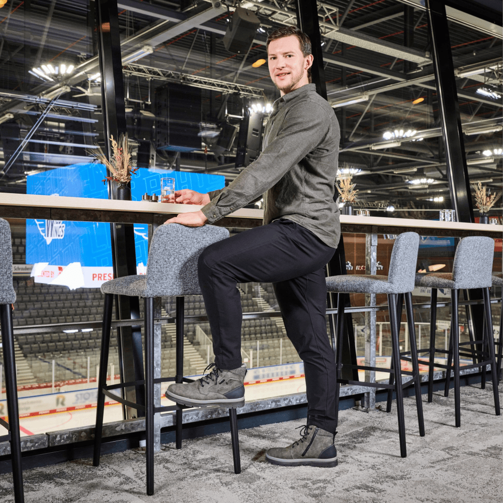 Eishockeyspieler Alexander Karachun trägt Rieker Stiefel F7010-25.
