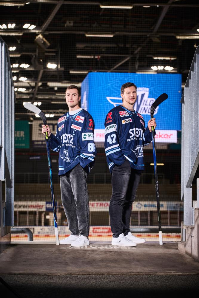 Spieler der Schwenninger Eishockeymannschaft Schwenninger Wild Wings tragen Wild Wings x Rieker Herren Sneaker u0711-80.