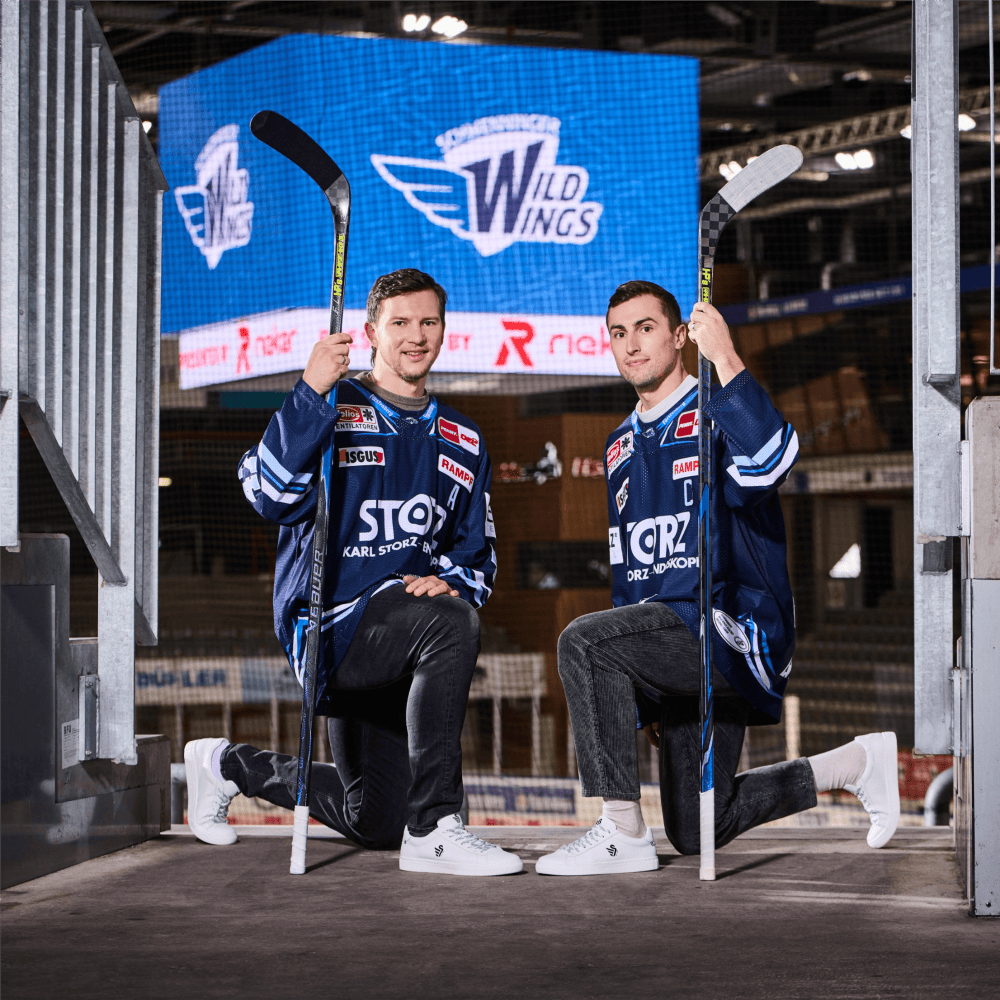 Spieler der Schwenninger Eishockeymannschaft Schwenninger Wild Wings tragen Wild Wings x Rieker Herren Sneaker u0711-80.