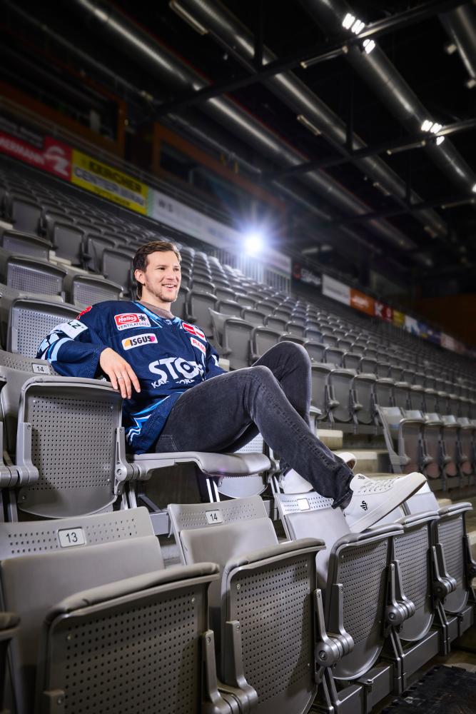 Alexander Karachun trägt Herren Wild Wings x Rieker U0711-80 Sneaker.