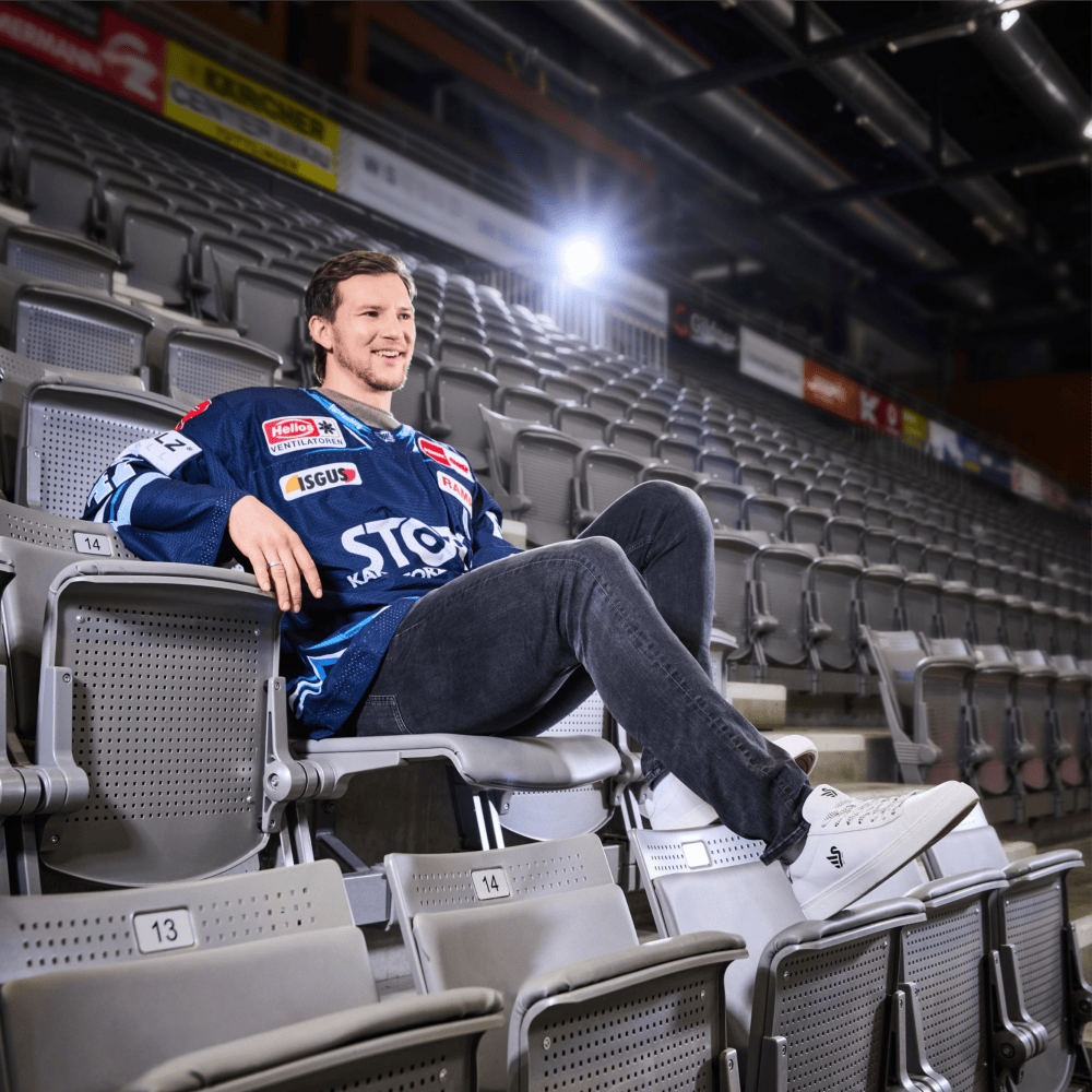 Karachun trägt Wild Wings x Rieker Herren Sneaker u0711-80.