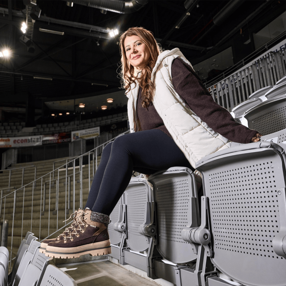 Spielerfrau trägt Schnürstiefel Y6210-25 für Damen von Rieker.