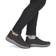 Mocassins Rieker gris pour homme 11550-45 avec bande élastique. Chaussure au pied.