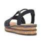 Schwarze Rieker Keilsandaletten 62977-00 mit Strasssteinen sowie einem Gummizug. Schuh von hinten.