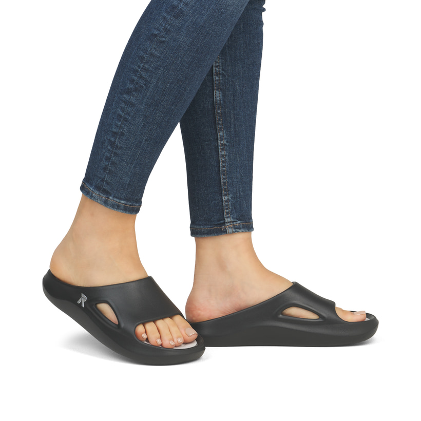 Schwarze Rieker Damen Pantoletten W3450-00 mit flexibler und ultraleichter Sohle. Schuh am Fuß.