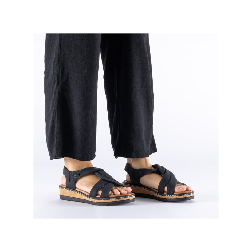 Sandales à lanières Rieker noires femme V4161-00 avec bande élastique. Chaussure au pied.