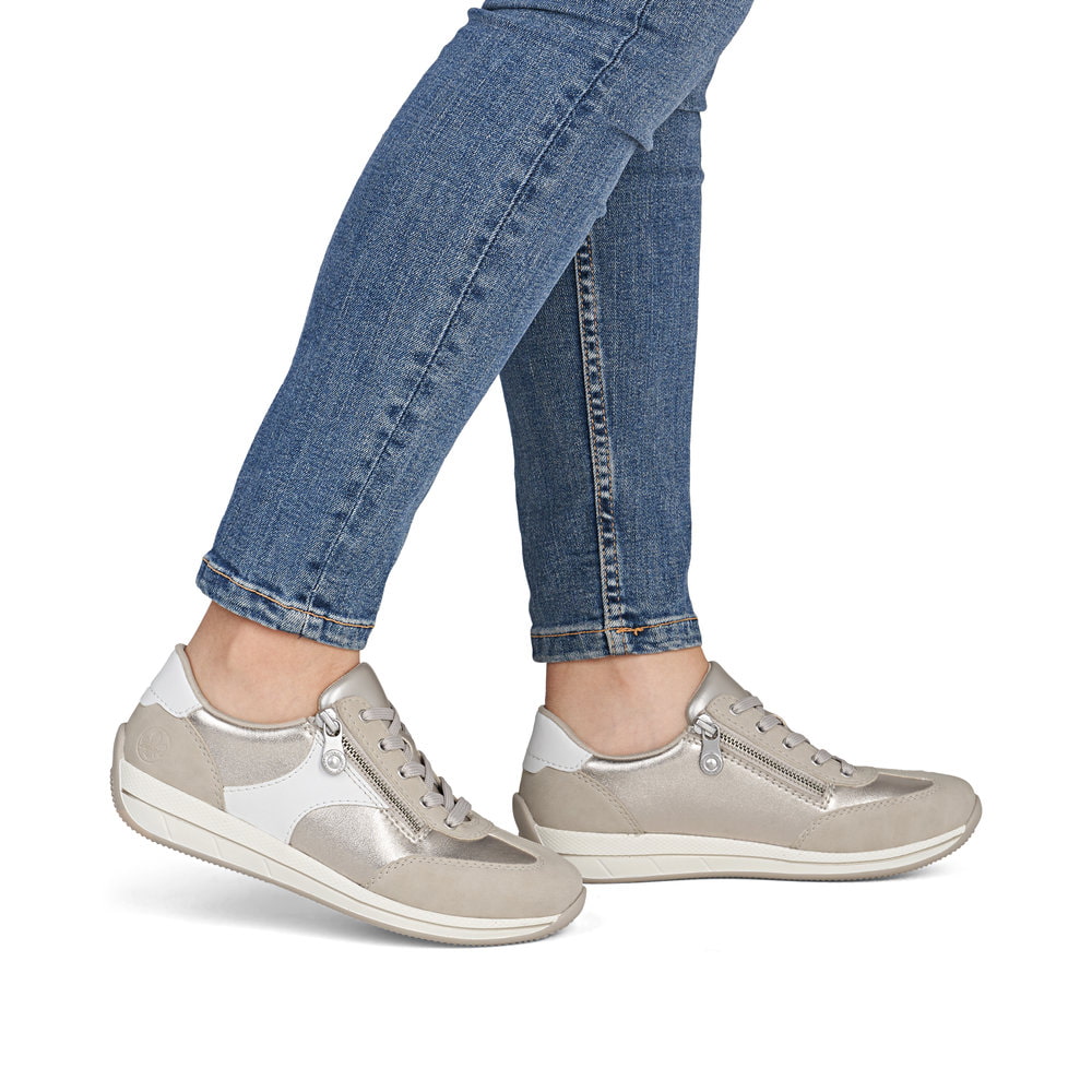 Beigeweiße Rieker Damen Schnürschuhe N1103-90 mit metallischem Finish. Schuh am Fuß.