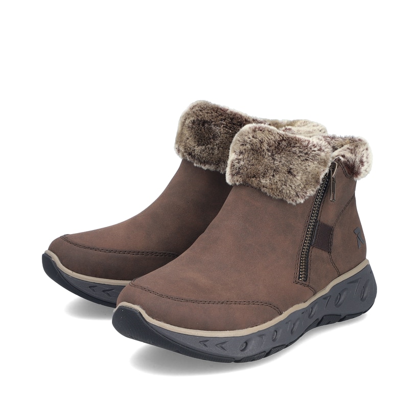 Braune Rieker Damen Kurzstiefel M6560-25 mit Fellkragen sowie Reißverschluss. Schuhpaar seitlich schräg.