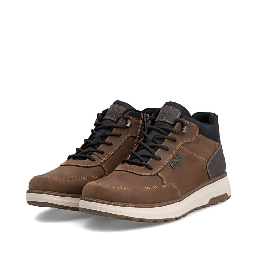 Dunkelbraun-schwarze Rieker Herren Sneaker High B5501-22 aus Rauleder. Schuhpaar seitlich schräg.