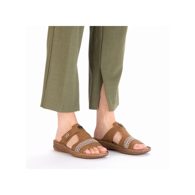 Braune Rieker Damen Pantoletten V2850-24 mit modischen Flechtelementen. Schuh am Fuß.