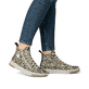 Mehrfarbige Rieker Damen Sneaker High N3903-90 mit einem Reißverschluss. Schuh am Fuß.