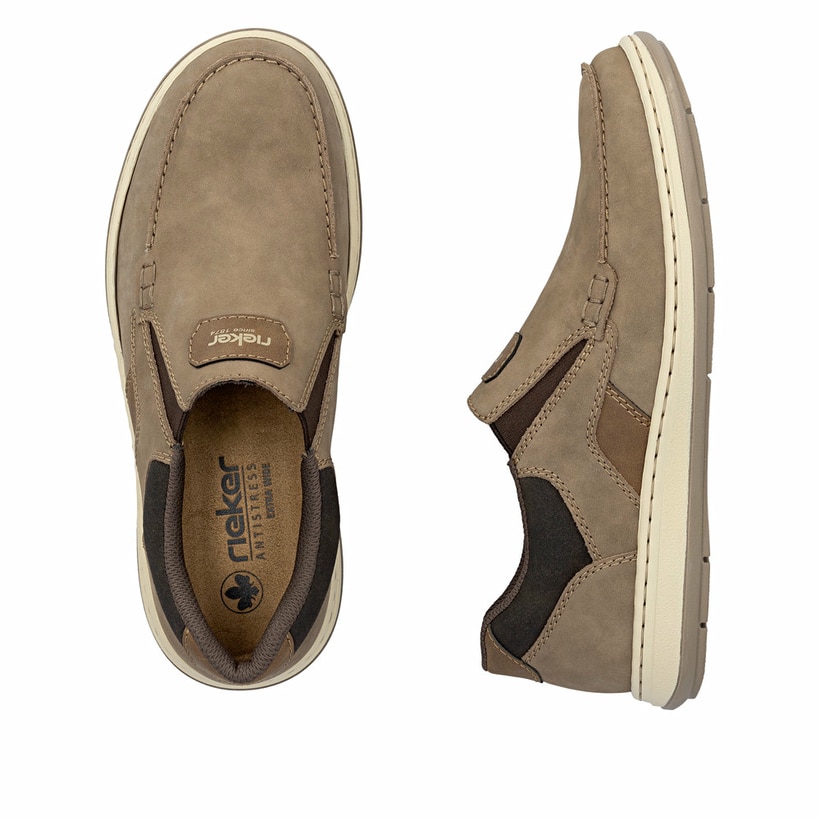 Braune Rieker Herren Slipper 17368-25 mit einem Gummizug sowie der Extraweite H. Schuh von oben, liegend.