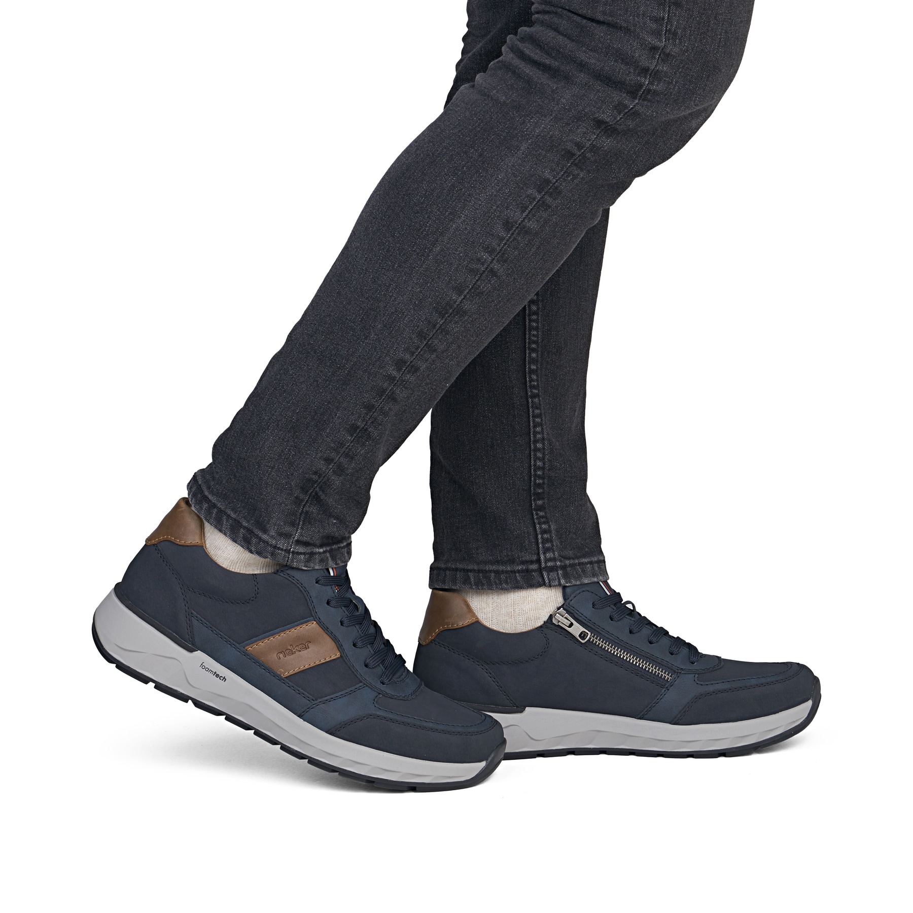Dunkelblaue Rieker Herren Schnürschuhe 11505-14 mit einem Reißverschluss. Schuh am Fuß.