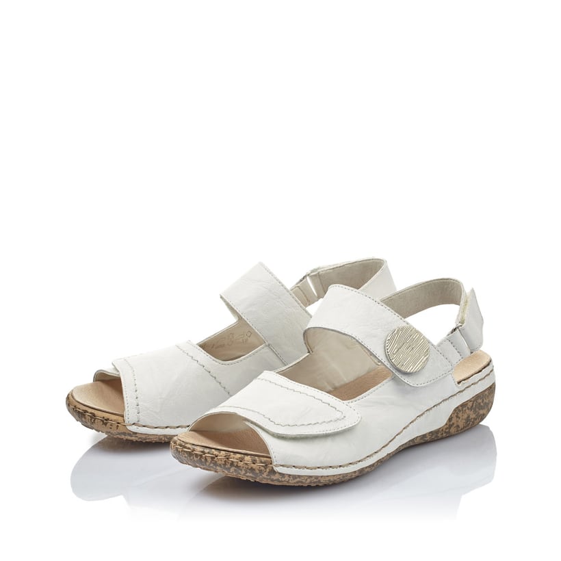 Weiße Rieker Damen Riemchensandalen V7272-80 mit einem Klettverschluss. Schuhpaar seitlich schräg.
