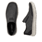 Graue Rieker Herren Slipper 04054-45 mit Elastikeinsatz sowie der Extraweite H. Schuh von oben, liegend.