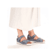 Blaue Rieker Damen Riemchensandalen V7474-10 mit einem Klettverschluss. Schuh am Fuß.