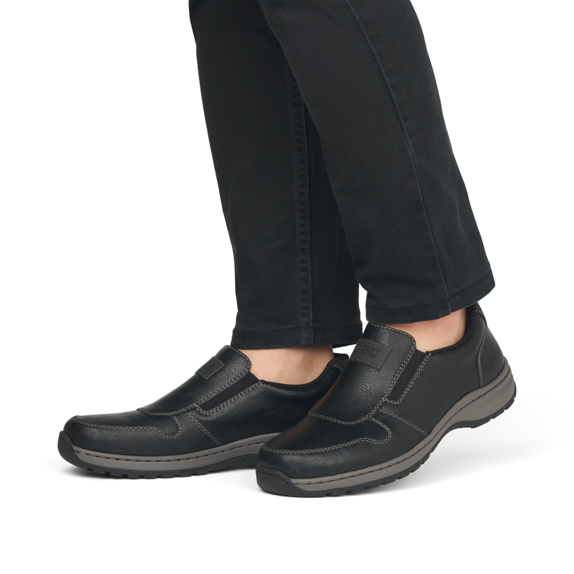 Graphitschwarze Rieker Herren Slipper 03355-00 mit einer schockabsorbierenden Sohle. Schuh am Fuß