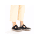 Dunkelblaue Rieker Damen Clogs L0396-14 aus Glattleder mit raffinierten Cut-Outs. Schuh am Fuß.