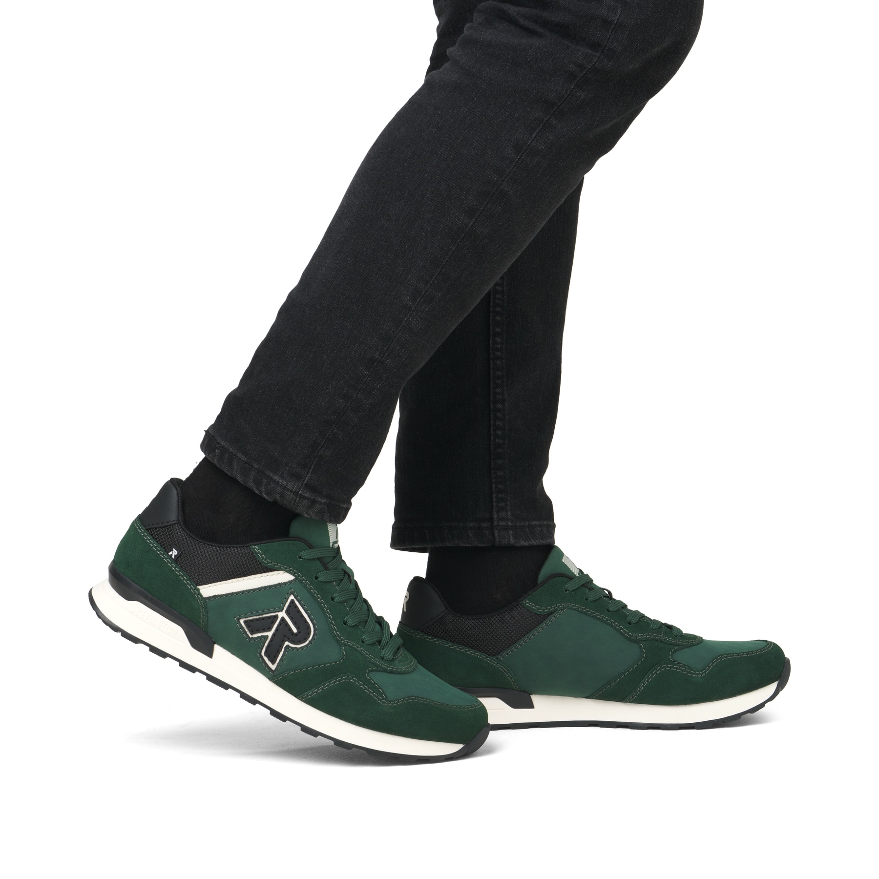 Grüne Rieker Herren Sneaker Low U0309-54 mit wasserabweisender Nano-Beschichtung. Schuh am Fuß.