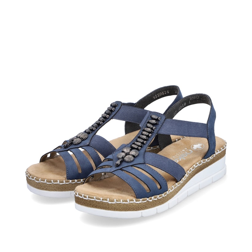 Blaue Rieker Keilsandaletten V1206-14 mit Schmuckelementen sowie einem Gummizug. Schuhpaar seitlich schräg.