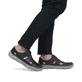 Graue Rieker Herren Slipper 04050-40 mit Klettverschluss sowie Extraweite H. Schuh am Fuß.