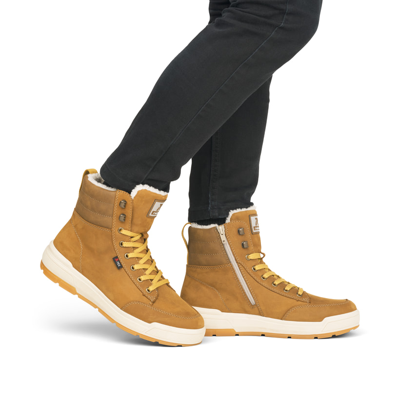 Goldgelb-braune Rieker Herren Schnürstiefel U0071-68 aus Rauleder. Schuh am Fuß.