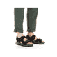 Schwarze Rieker Herren Trekkingsandalen 21760-00 mit einem Klettverschluss. Schuh am Fuß.