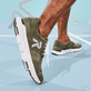 Grüne Rieker Herren Sneaker Low 09100-54 mit einer Gummischnürung. Schuh am Model.