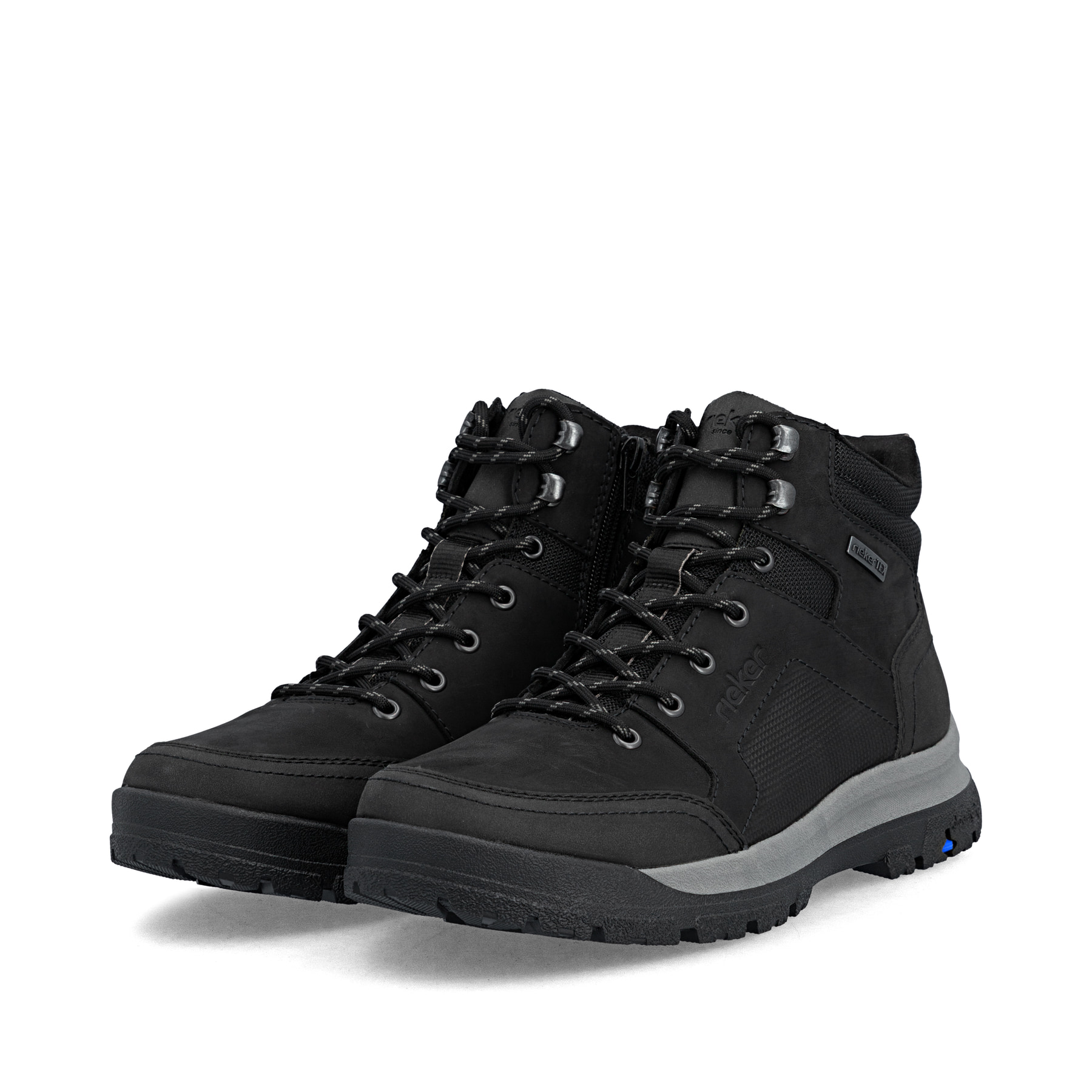 Schwarze Rieker Herren Schnürstiefel 30301-00 mit dem umdrehbaren Glacier Grip. Schuhpaar seitlich schräg.