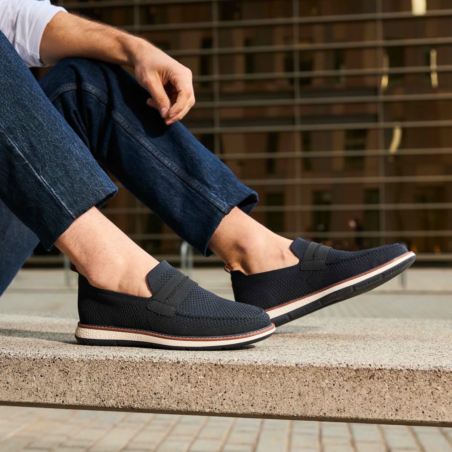 Blaue Rieker Herren Slipper 04451-14 mit einem Gummizug sowie Komfortweite G 1/2. Schuh am Model.