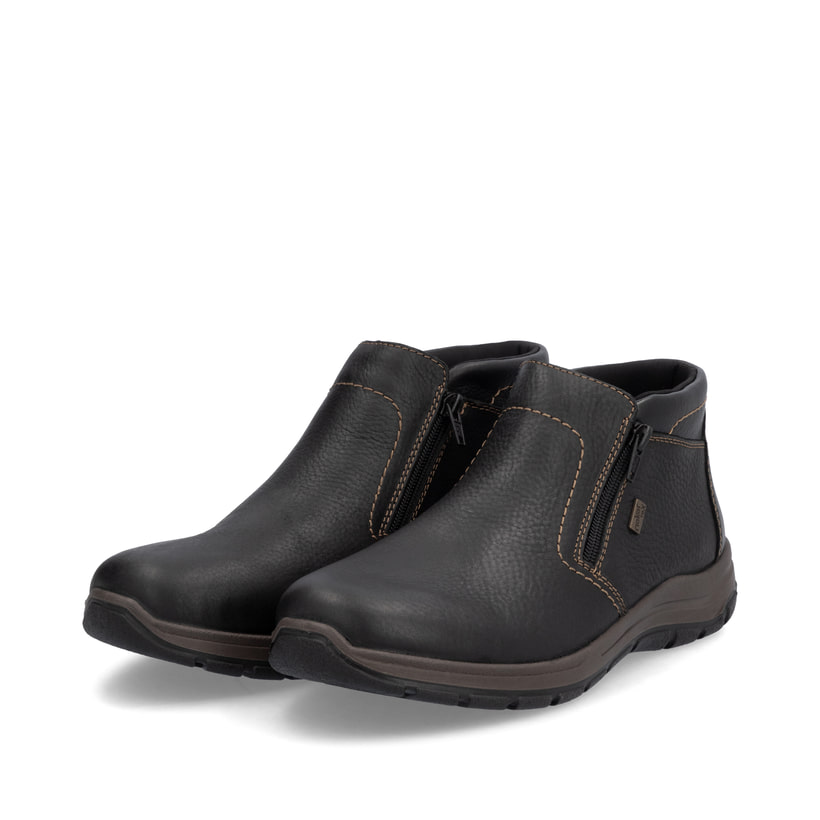 Schwarze Rieker Herren Slipper 03673-00 mit wasserabweisender RiekerTEX-Membran. Schuhpaar seitlich schräg.