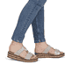 Beige Rieker Damen Pantoletten 62936-60 mit Schmuckelementen. Schuh am Fuß.