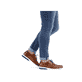 Kastanienbraune Rieker Herren Schnürschuhe 14402-24 mit der Komfortweite G 1/2. Schuh am Fuß.