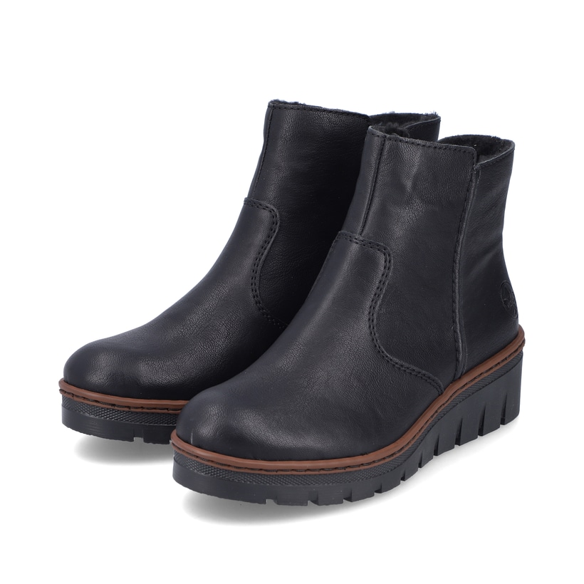 Graphitschwarze Rieker Damen Kurzstiefel X9165-00 mit einem Reißverschluss. Schuhpaar seitlich schräg.