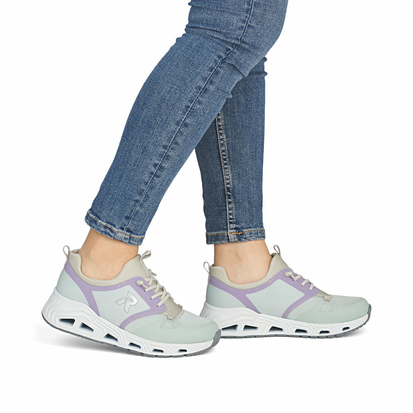 Grüne vegane Rieker Damen Slipper N5258-52 mit Gummizug sowie Komfortweite G. Schuh am Fuß.