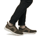 Grüne Rieker Herren Slipper B7796-54 mit einem Gummizug sowie Komfortweite G 1/2. Schuh am Fuß.
