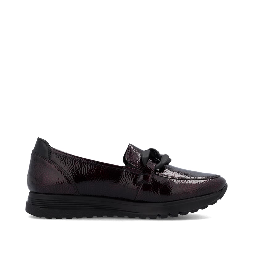 Mocassins Rieker rouges pour femme 49051-35 avec chaîne décorative. Chaussure vue de l'arrière.