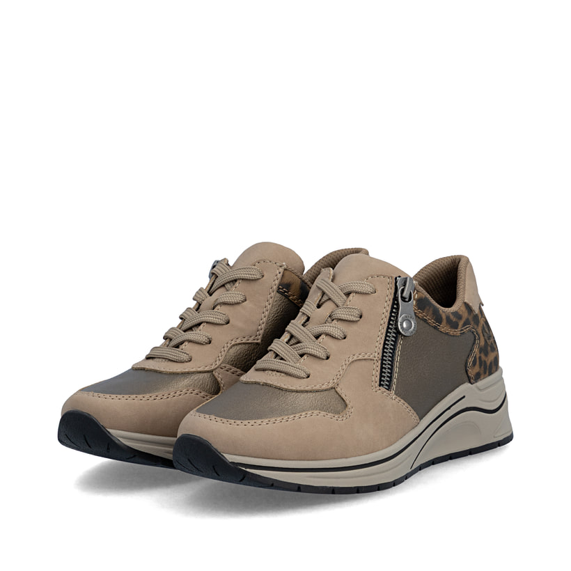 Beige Rieker Damen Sneaker Low N9503-20 mit Leo-Print sowie einem Reißverschluss. Schuhpaar seitlich schräg.