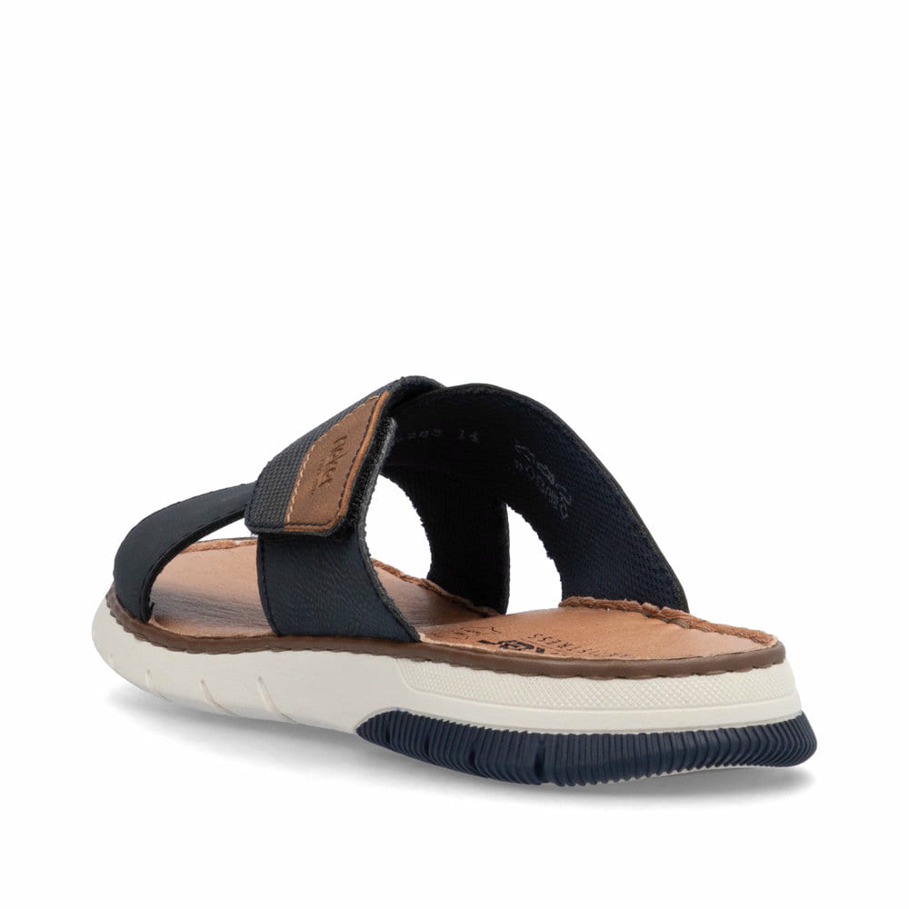Blaue Rieker Herren Pantoletten 25283-14 mit einem Klettverschluss. Schuh von hinten.