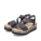 Schwarze Rieker Keilsandaletten V3964-02 mit stilvollem Muster. Schuhpaar seitlich schräg.