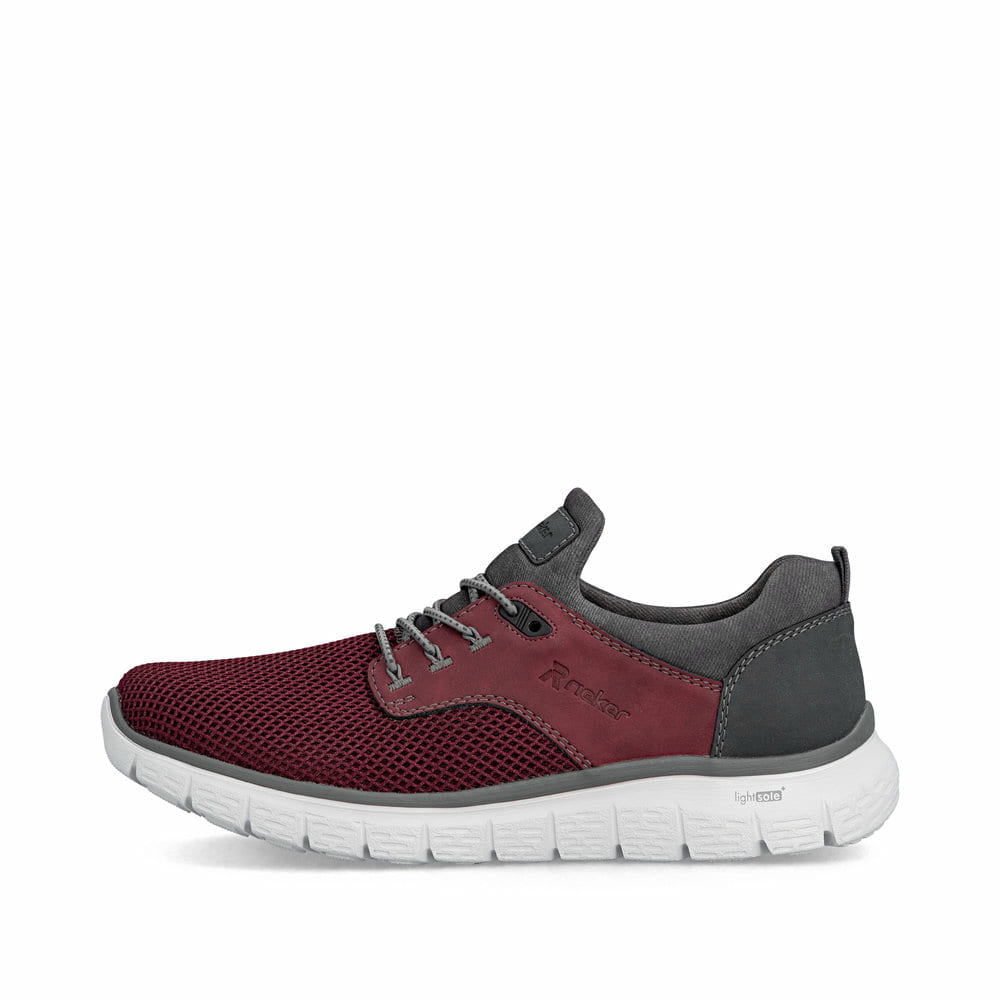 Rote Rieker Herren Slipper B6652-35 mit einem Gummizug sowie der Komfortweite G. Schuh Außenseite.