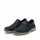 Blaue Rieker Herren Slipper 03365-14 mit einem Gummizug sowie der Extraweite H. Schuhpaar seitlich schräg.