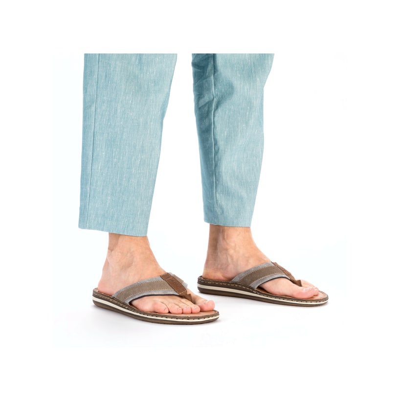 Graue Rieker Herren Zehentrenner 21095-42 mit der Komfortweite G. Schuh am Fuß.
