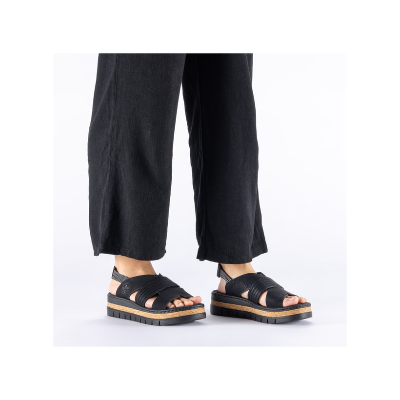 Schwarze Rieker Keilsandaletten V4959-00 mit Gummizug sowie schmaler Passform E. Schuh am Fuß.