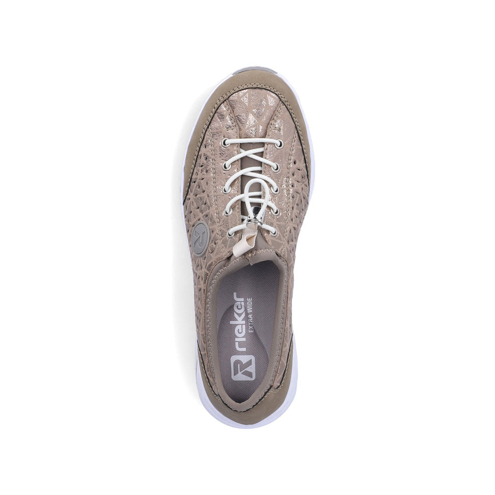 Beige Rieker Damen Slipper 53151-64 mit metallischem Finish sowie einem Gummizug. Schuh von oben.