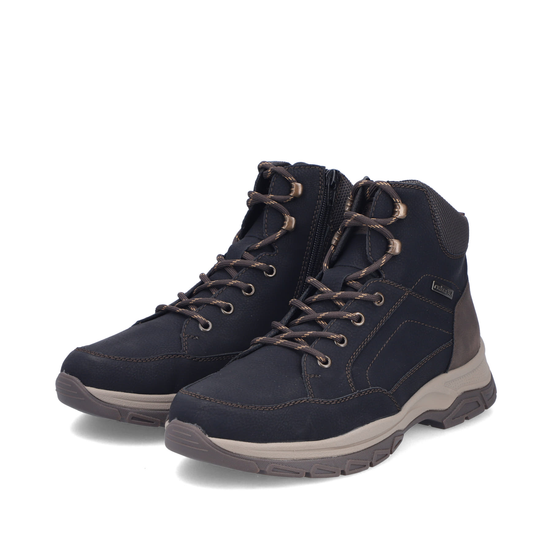 Schwarze Rieker Herren Schnürstiefel 30212-00 mit wasserabweisender TEX-Membran. Schuhpaar seitlich schräg.