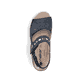 Stahlblaue Rieker Damen Riemchensandalen V7473-14 mit einem Klettverschluss. Schuh Außenseite gespiegelt.